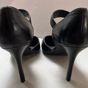 Black leather pumps with buckle strap